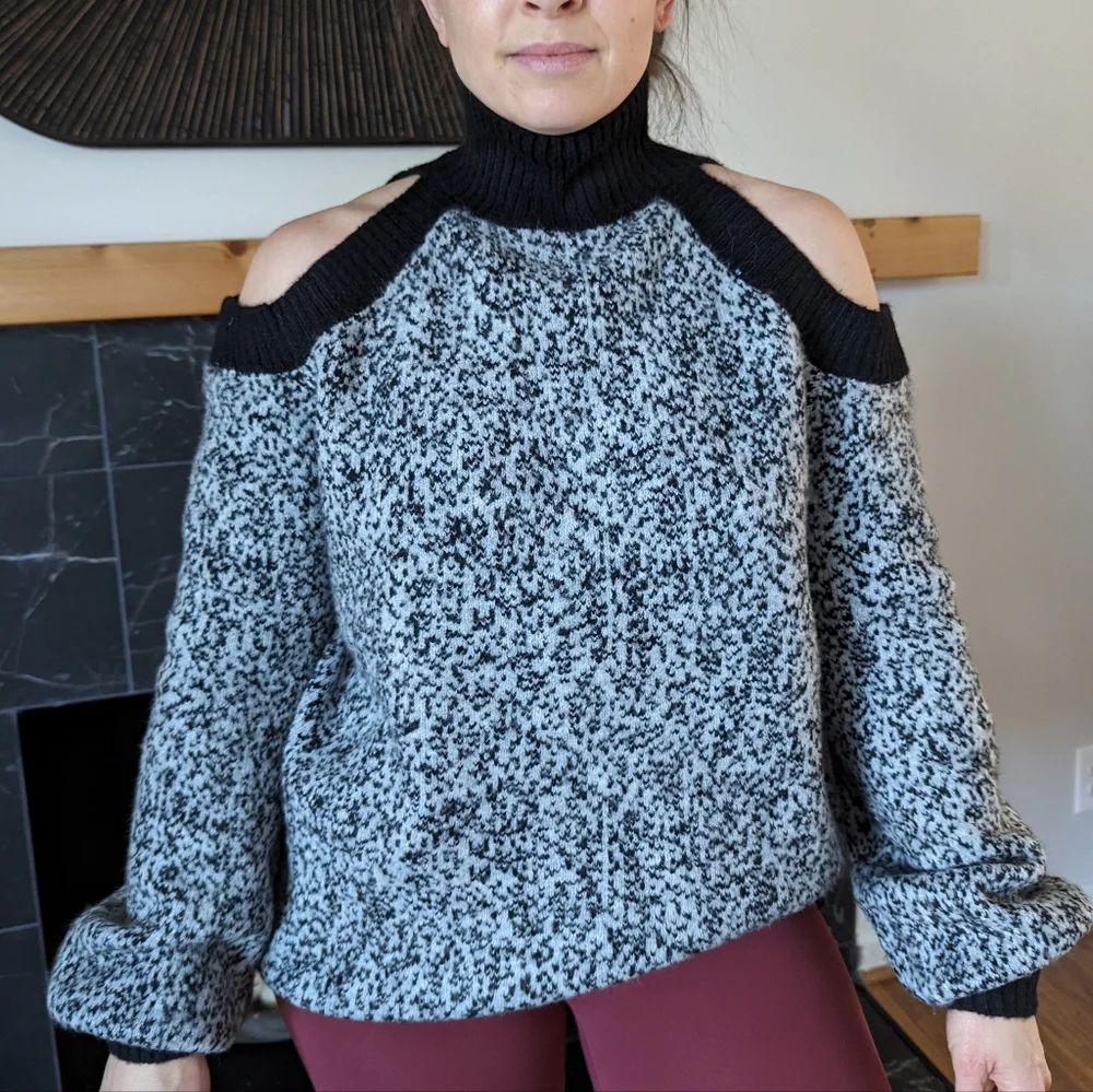 Women's POL Cold Shoulder Turtleneck Sweater Size Small Grey Black NWT - Picture 3 of 12